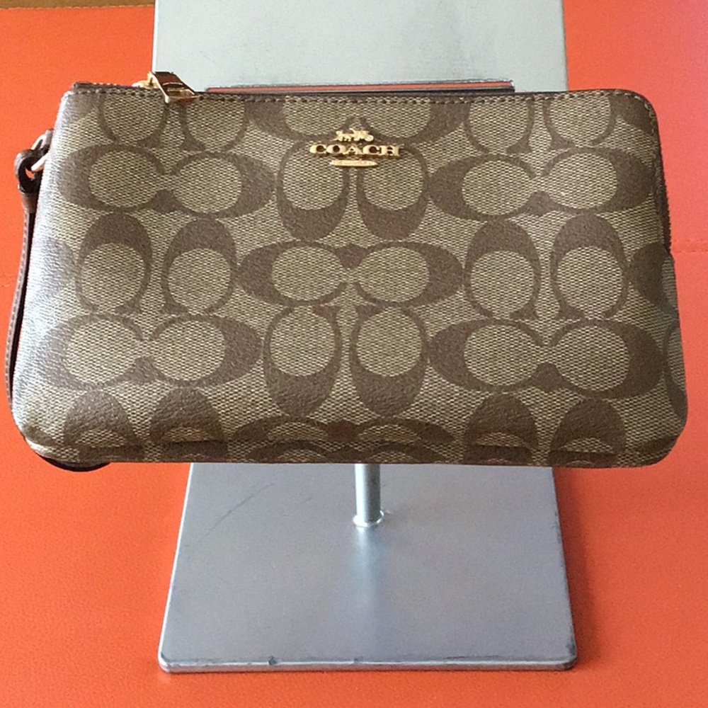 Double coach wristlet in excellent condition